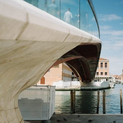 Ponte di Calatrava, Venezia. Armille e sculture in Pietra d'Istria Orsera levigata.